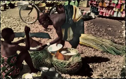 Ak Atakpame Togo, Femme portant son enfant, Marktszene, Afrikanerin mit Säugling