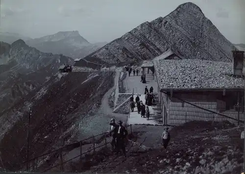 Foto Schutzhütte im Gebirge, Berggipfel, Alpen, Wanderer