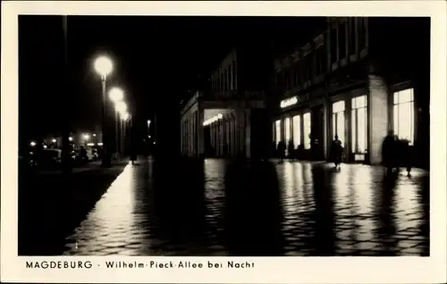 Ak Magdeburg an der Elbe, Wilhelm Pieck Allee bei Nacht