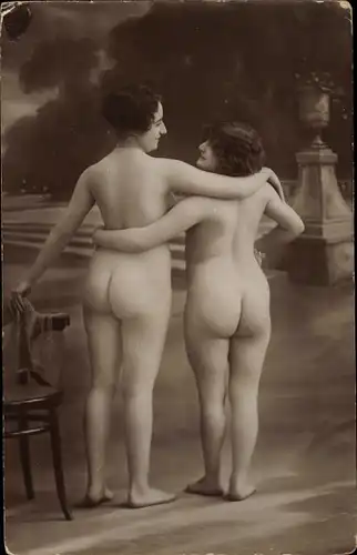 Ak Erotik, Frauenakt, zwei Frauen, stehend, Rücken, Po