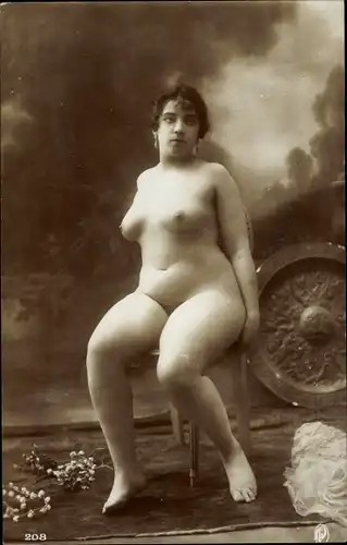 Ak Erotik, Frauenakt, sitzend