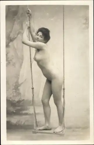 Foto Ak Erotik, Frauenakt, stehend, Schaukel