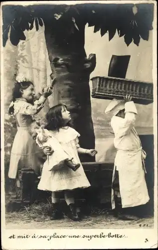 Ak Mädchen mit Puppe, Junge in Bäckerkleidung
