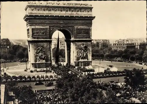 Ak Paris, Libération, Visite du Général de Gaulle à l'Arc de Triomphe