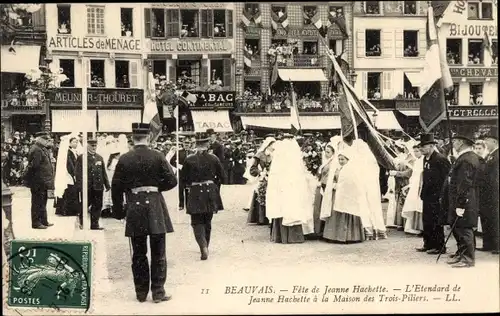 Ak Beauvais Oise, Fete de Jeanne Hachette, L'Etendard de Jeanne Hachette a la Maison des Trois...