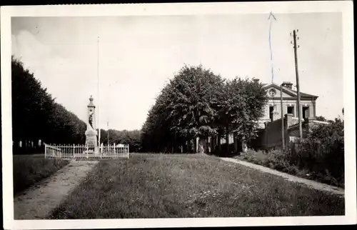 Ak Saint Omer en Chaussée Oise, La Place Marcel et Francois Pelletier