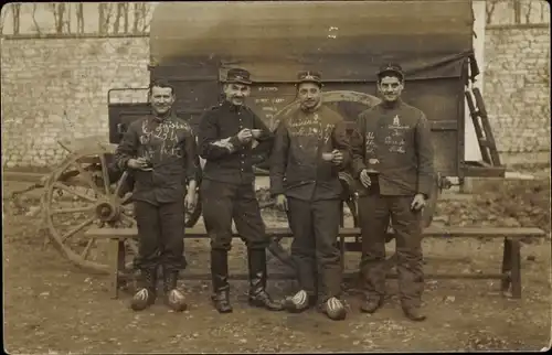 Foto Ak Vier Französische Soldaten in Uniformen