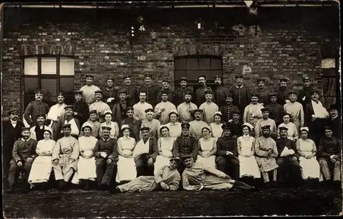 Foto Ak Gruppenbild der Krankenschwestern und deutscher Soldaten, I. WK. Verletzte Soldaten