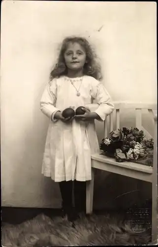 Foto AK Kind / Mädchen mit zwei Äpfeln in der Hand, März 1921