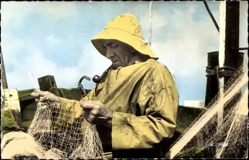 Ak Folklore de la Cote d'opale, Pêcheur réparant son filet, Matrose, Fischernetz