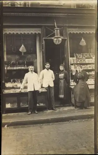 Foto Ak Frankreich, Geschäft, Schaufenster, Männer und Frauen