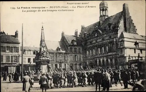 Ak Noyon Oise, La Place d'Armes, La passage de nos troupes victorieuses