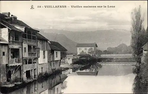 Ak Vuillafans Doubs, Vieilles maisons sur la Loue