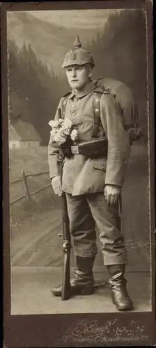 CdV Deutscher Soldat in Uniform, Gewehr, Pickelhaube, Marschgepäck, Portrait