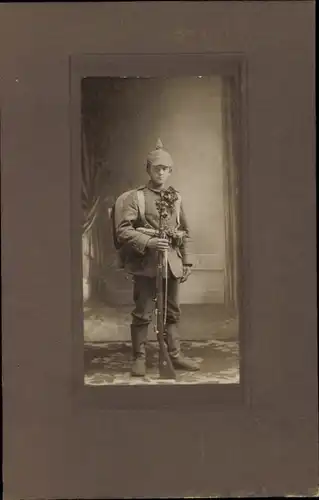 Kabinett Foto Deutscher Soldat in Uniform, Pickelhaube, Gewehr, Marschgepäck, Portrait