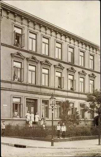 Foto Ak Deutschland, Wohnhaus, Anwohner des Ortes, Straßenbeleuchtung