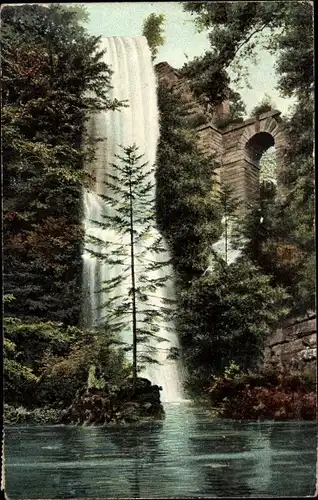 Ak Bad Wilhelmshöhe Kassel in Hessen, Wasserfall mit Teilansicht des Schlosses