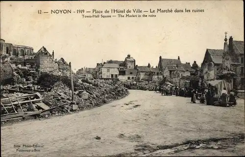 Ak Noyon Oise, Place de l'Hotel de Ville, La Marche dans les ruines, Kriegszerstörungen, I. WK