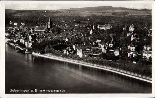 Ak Überlingen am Bodensee, Fliegeraufnahme vom Ort