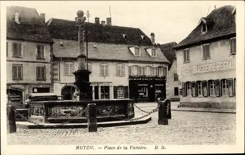 Ak Mutzig Elsass Bas Rhin, Place de la Victoire, Brasserie, Restaurant, Brunnen