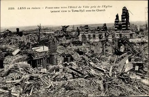 Ak Lens Pas de Calais, en ruines, Panorama vers l'Hótel de Ville pris de l'Eglise