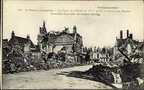 Ak Meuse, La Place de l´Hotel de Ville aprés le départ des Boches