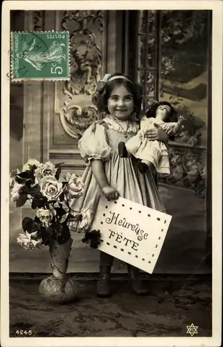 Ak Glückwunsch Geburtstag, Heureuse Fete, Mädchen mit Puppe, Blumenstrauß