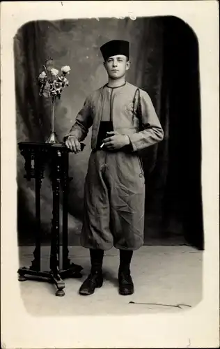 Foto Ak Französischer Soldat in Uniform mit Zigarette, Zuave, Portrait