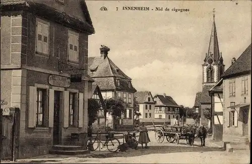 Ak Innenheim Elsass Bas Rhin, Une rue du village, Restaurant, Kirche, Nid de cigognes