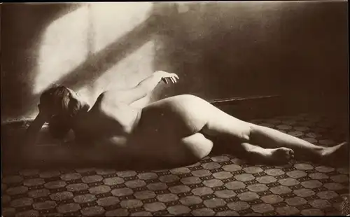 Foto Ak Frauenakt, Nackte Frau, Portrait, Po, Rücken, Frau liegend
