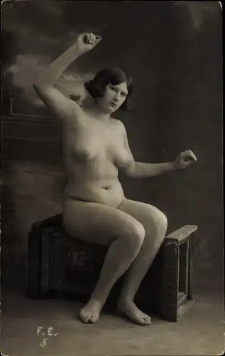 Foto Ak Frauenakt, Nackte Frau, Portrait, Brüste, Kiste