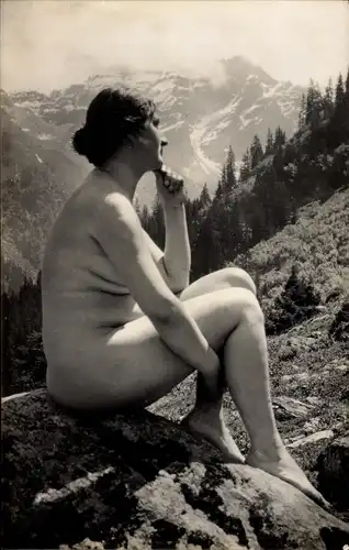 Foto Ak Frauenakt, Nackte Frau, Portrait, Nachdenklich, Bergpanorama, Wald