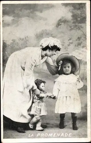 Ak La Promenade, Mutter mit Tochter und Puppe