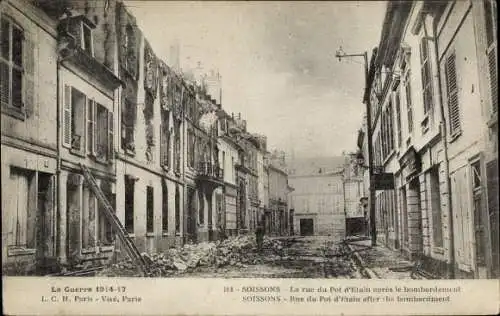 Ak Soissons Aisne, La Rue du Pot d'Elain aprés le bombardement, La Guerre 1914-17