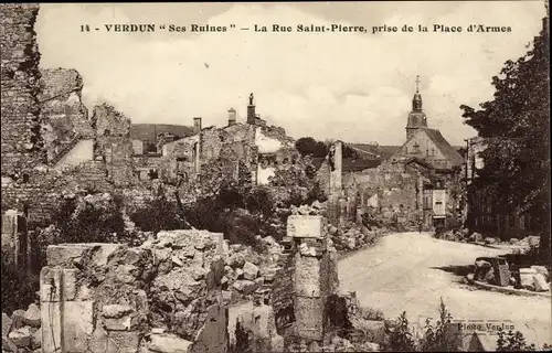 Ak Verdun Meuse, Ses Ruines, La Rue Saint-Pierre, prise de la Place d'Armes, Kriegszerstörung, I. WK