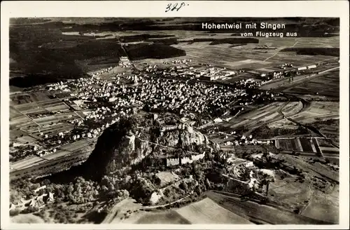 Ak Singen Hohentwiel Baden Württemberg, Fliegeraufnahme vom Ort mit Festungsruine