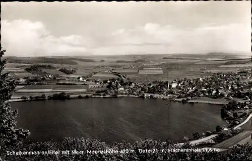 Ak Schalkenmehren in der Eifel, Panorama mit Ort und Maar