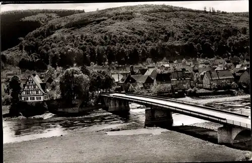 Ak Gieselwerder Oberweser, Teilansicht vom Ort, Brücke, Berge