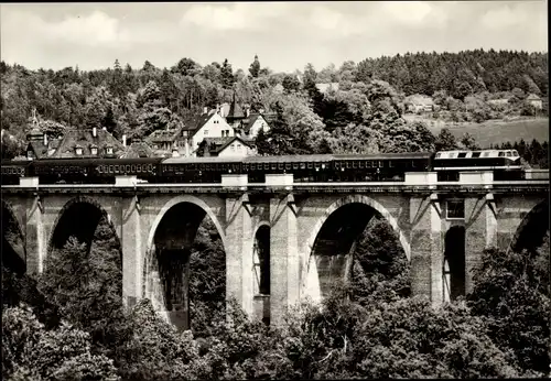 Ak Jocketa Pöhl Vogtland, Zug auf der Elstertalbrücke, Ort, Wald