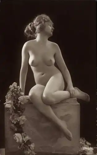 Foto Ak Frauenakt, Nackte Frau, Sitzportrait, Brüste