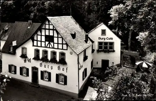 Ak Manderscheid Eifel, Blick auf den Burg Hof mit Café