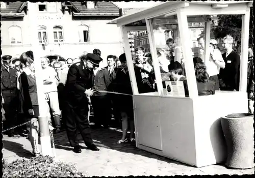 Foto Ak Bahnhoferöffnung, Passanten