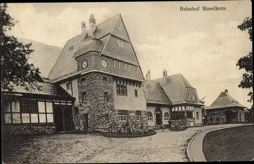 Ak Moselkern an der Mosel, Bahnhof, Straßenseite