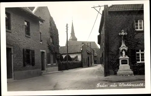 Foto Ak Waldenrath Heinsberg im Rheinland, Straßenpartie im Ort, Kirche, Denkmal