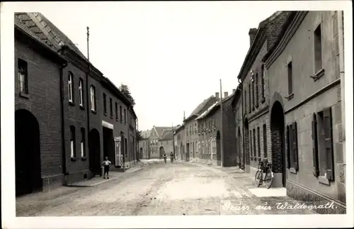 Foto Ak Waldenrath Heinsberg im Rheinland, Straßenpartie im Ort, Fahrrad
