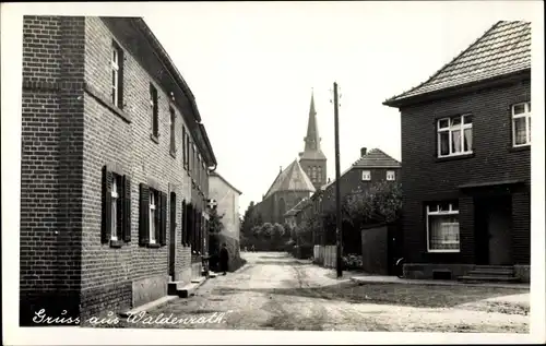 Foto Ak Waldenrath Heinsberg im Rheinland, Straßenpartie im Ort, Kirche