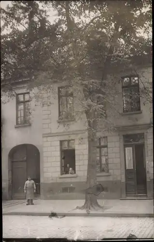 Foto Ak Wesel am Niederrhein, Straßenpartie mit Wohnhaus