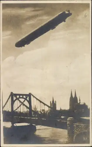 Foto Ak Köln am Rhein, Zeppelin über der Stadt, Brücke, Dom