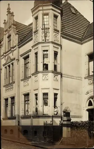 Foto Ak Solingen in Nordrhein Westfalen ?, Blick auf ein Wohnhaus, Grete Wittkamp am Fenster