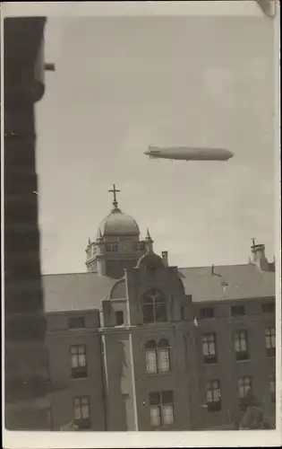 Foto Ak Jena in Thüringen ?, Zeppelin über der Stadt 1931